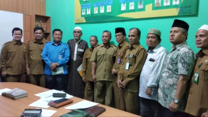 
					Baznas Sumsel bersama MUI dan organisasi Islam saat rapat batas minimal Zakat dan Fidya di ruang rapat Baznas Sumsel, Selasa (14/5).