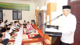 Wagub Sumsel Mawardi Yahya saat melaksanakan sholat Isya dan tarawih berjamaah di Ruang Pertemuan Pengadilan Tinggi Palembang, Senin (13/5). 