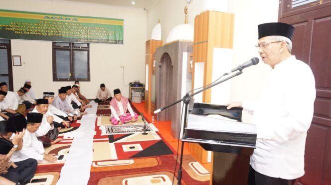 
					Wagub Sumsel Mawardi Yahya saat melaksanakan sholat Isya dan tarawih berjamaah di Ruang Pertemuan Pengadilan Tinggi Palembang, Senin (13/5). 
