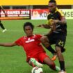 Erwin Gutawa (Kiri) saat mencoba merebut bola dari Eks Striker Sriwijaya FC Titus Bonai beberapa tahun lalu.