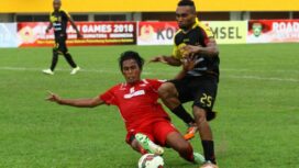 Erwin Gutawa (Kiri) saat mencoba merebut bola dari Eks Striker Sriwijaya FC Titus Bonai beberapa tahun lalu.