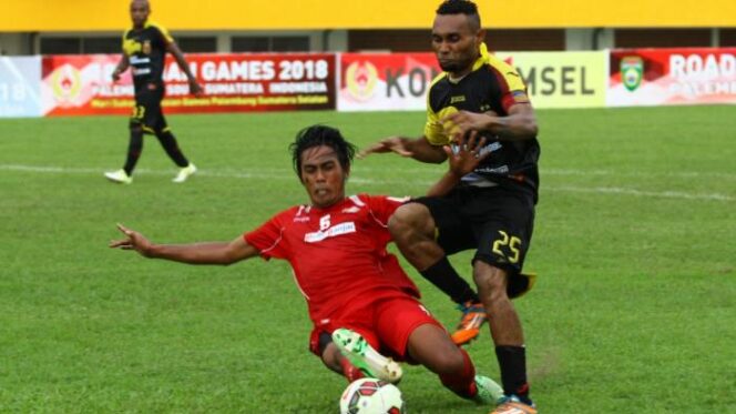 
					Erwin Gutawa (Kiri) saat mencoba merebut bola dari Eks Striker Sriwijaya FC Titus Bonai beberapa tahun lalu.