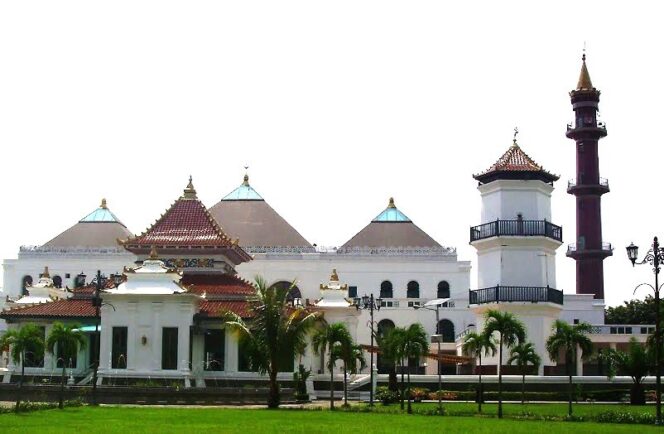 
					Masjid Agung Palembang Sediakan 500 Paket Takjil Berbuka Puasa