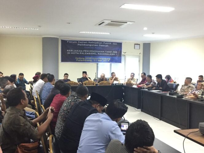 
					Suasana Diskusi Panel dengan tema Kebijakan Penyesuaikan Tarif Pajak Bumi dan Bangunan (PBB) di Kota Palembang, Rasionalkah? di ruang Rapat DPRD Palembang Selasa (21/5) kema