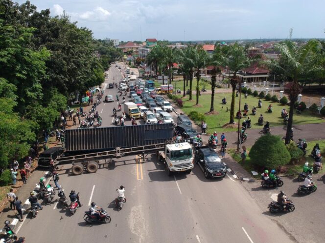 
Mobil Petis Emas Timpah Mobil Mini Bus di Depan Griya Agung