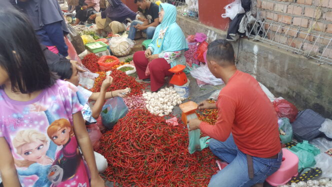 
					Harga cabai merah naik jadi Rp80 ribu per kg, di Pasar Musi II Palembang 