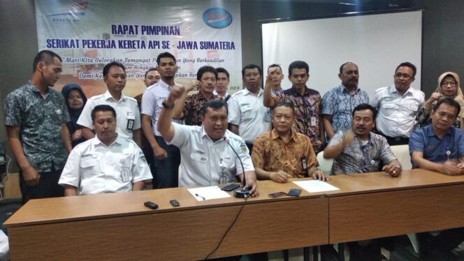 
					Serikat Pekerja Kereta Api (SPKA) usai rapat pimpinan di hotel Batiqa beberapa waktu lalu