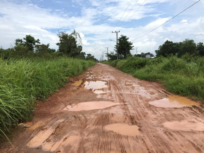 
					Warga Keluhkan Jalan Rusak dan Becek di Jembatan II Sematang Borang