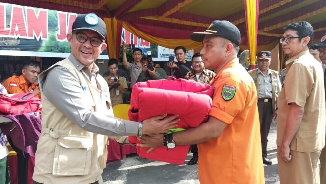 
					Direktur Perbaikan Darurat BNPB Medi Herlianto menyerahkan alat bantuan kepada petugas Karhutla di kantor BPBD Sumsel, Selasa (18/6)