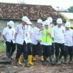 Wakil Wali Kota Palembang Fitrianti Agustinda saat meninjau realisasi proyek pompanisasi Sungai Bendung, Rabu (12/6),