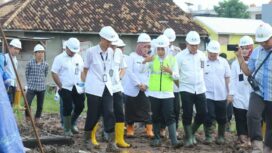 Wakil Wali Kota Palembang Fitrianti Agustinda saat meninjau realisasi proyek pompanisasi Sungai Bendung, Rabu (12/6),