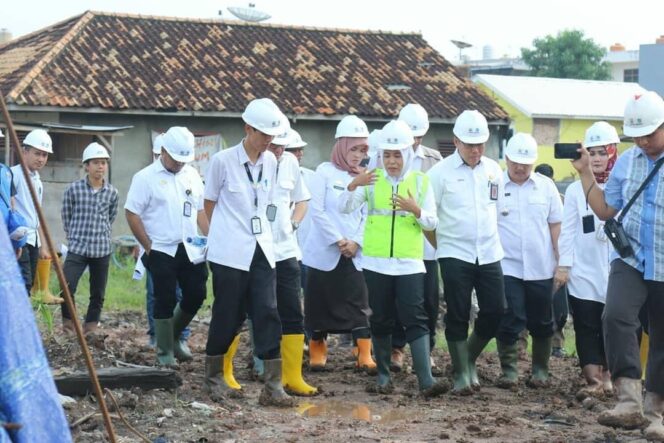 
					Wakil Wali Kota Palembang Fitrianti Agustinda saat meninjau realisasi proyek pompanisasi Sungai Bendung, Rabu (12/6), 