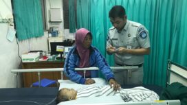 Petugas Jasa Raharja saat mendata korban selamat di rumah sakit.