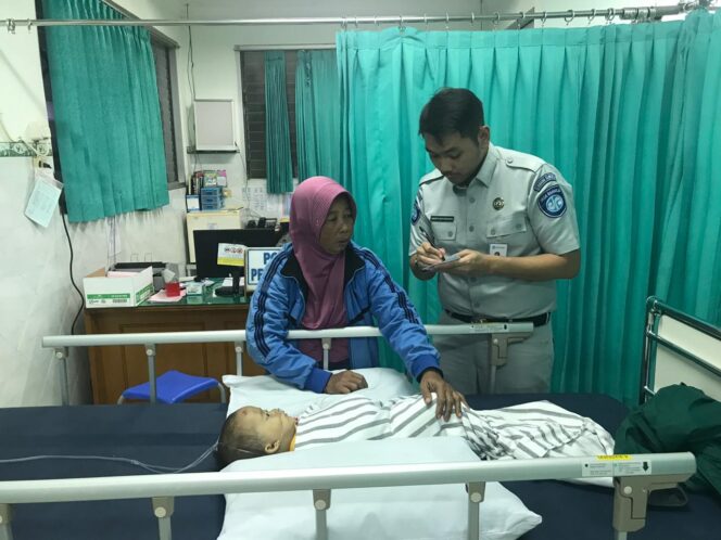 
					Petugas Jasa Raharja saat mendata korban selamat di rumah sakit.