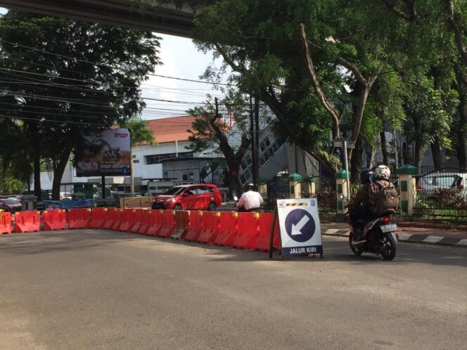 
Pengendara motor coba melawan arah di depan kantor Dishub Sumsel