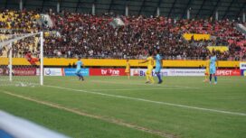 Saat-saat tendangan Yericho Christiantoko membobol gawang Perserang Banten. (Foto: Media Official Sriwijaya FC)