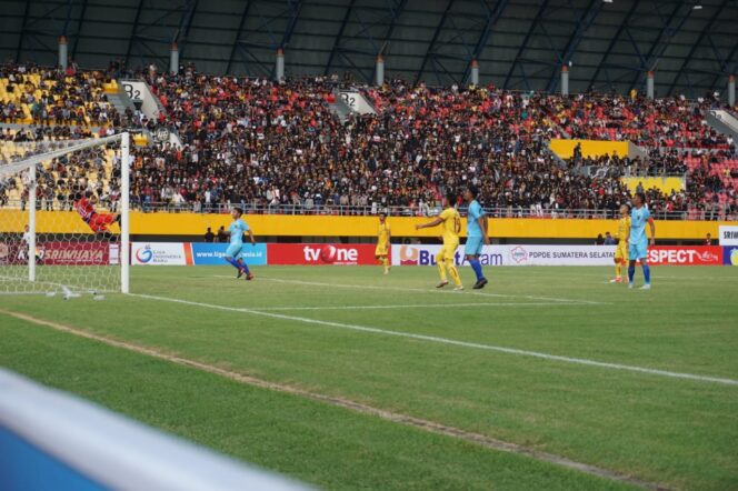 
					Saat-saat tendangan Yericho Christiantoko membobol gawang Perserang Banten. (Foto: Media Official Sriwijaya FC)