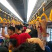 Suasana penumpang LRT saat libur lebaran (Foto: Istimewa)