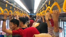 Suasana penumpang LRT saat libur lebaran (Foto: Istimewa)