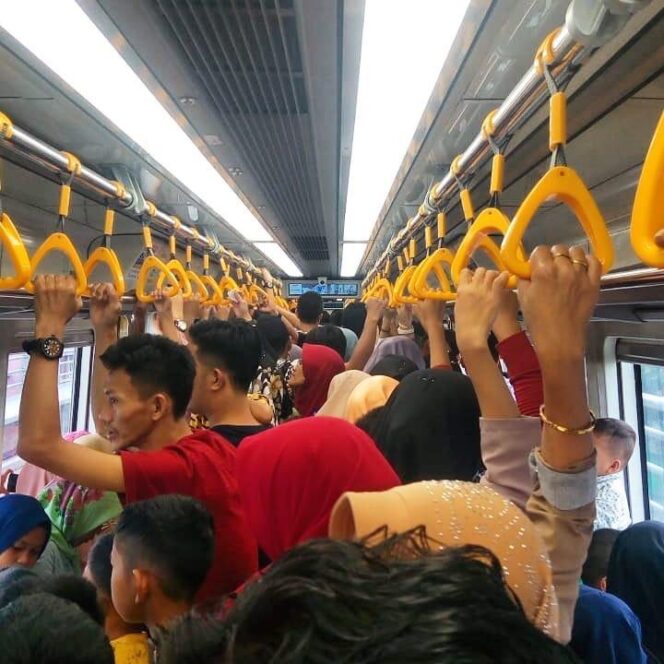 
					Suasana penumpang LRT saat libur lebaran (Foto: Istimewa)