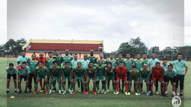 
					Seluruh pemain, staf, dan jajaran manajemen Sriwijaya FC melakukan sesi foto di stadion Atletik, Komplek JSC. (Foto: Official Instagram 
Sriwijaya FC)