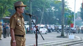Sekda Palembang Ratu Dewa saat memimpin apel gabungan Pemerintah Kota Palembang, Senin (10/6), di Pelataran Benteng Kuto Besak