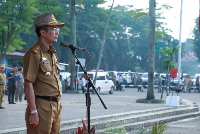 
					Sekda Palembang Ratu Dewa saat memimpin apel gabungan Pemerintah Kota Palembang, Senin (10/6), di Pelataran Benteng Kuto Besak