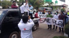 Puluhan mahasiswa yang tergabung dalam Dewan Eksekutif Mahasiswa (DEM) UIN Raden Fatah Palembang, Perkumpulan Gerakan Kebangsaan (PGK) dan Forum Millenial Sriwijaya (FMS) mendatangi Kantor Kejaksaan Negeri, Kamis (20/6) pagi.