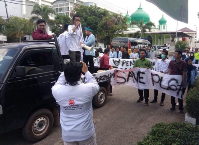 
					Puluhan mahasiswa yang tergabung dalam Dewan Eksekutif Mahasiswa (DEM) UIN Raden Fatah Palembang, Perkumpulan Gerakan Kebangsaan (PGK) dan Forum Millenial Sriwijaya (FMS) mendatangi Kantor Kejaksaan Negeri, Kamis (20/6) pagi.