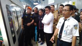 Gubernur Sumsel saat hendak menaiki LRT, Selasa (11/6) 