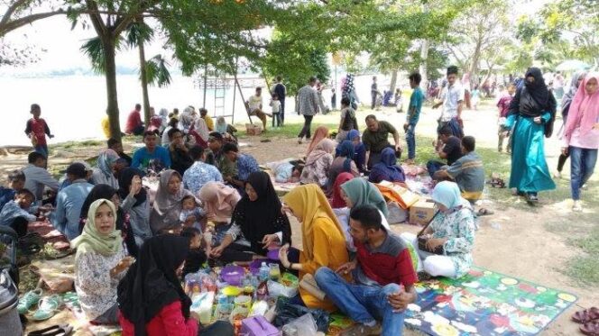 
					Warga Palembang mendadak piknik di Jakabaring Sport City, (foto : Sripoku.com)