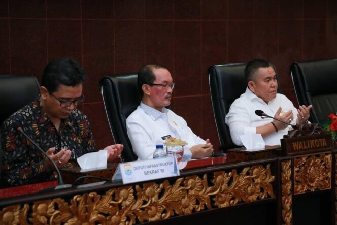 
					Wali Kota Palembang Harnojoyo hadir dalam rapat rangka persiapan paparan menuju 4 besar, Pemkot Palembang menggelar Focus Grup Discussion FGD di Ruang Parameswara Setda, Rabu (12/6).