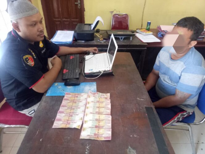 
					Pelaku saat diperiksa petugas, (Foto: Muba Online)