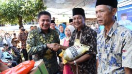 Gubernur Sumsel saat menyerahkan bantuan kepada masyarakat Desa Sindang Panjang Kecamatan Pumi Kabupaten Lahat, Senin (10/6)
