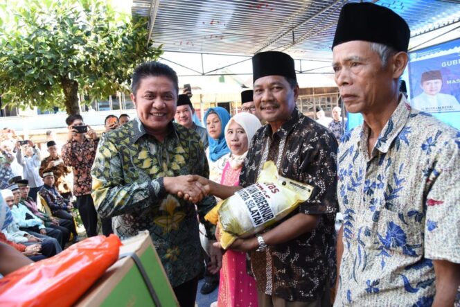 
					Gubernur Sumsel saat menyerahkan bantuan kepada masyarakat Desa Sindang Panjang Kecamatan Pumi Kabupaten Lahat, Senin (10/6)