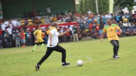 Gubernur Sumsel Herman Deru sedang mengiring bola saat pembukaan piala gubernur 2019 