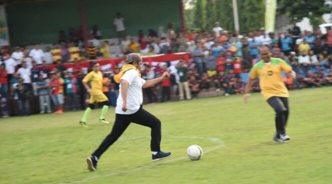 
Gubernur Sumsel Herman Deru sedang mengiring bola saat pembukaan piala gubernur 2019 