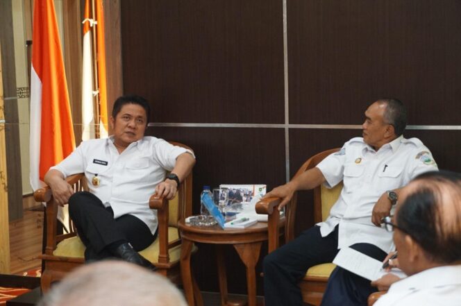 
					Gubernur Sumsel Herman Deru saat menerima audiensi Dewan Pimpinan Daerah (DPD) Organda di ruang tamu gubernur, Rabu (19/6).