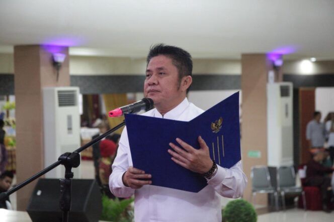 
					Gubernur Sumsel Herman Deru saat menyampaikan sambutan ketika mengukuhkan kepengurusan  Gunung Terang (Gunter) Iwari di Gedung Patra Ogan Komplek Pertamina Plaju, Selasa (11/6). (Foto: Istimewa)