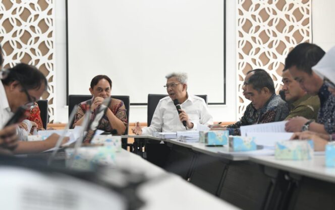 
					Wakil Gubernur Sumsel Mawardi Yahya mengahadiri rapat tanggapan teknis peta Alokasi Ruang dan Raperda rencana zonasi wilayah pesisir pulau-pulau kecil  bertempat digelar di gedung Mina Bahari IV Kementerian Kelautan dan Perikanan  RI di Jakarta, Kamis (20/6).