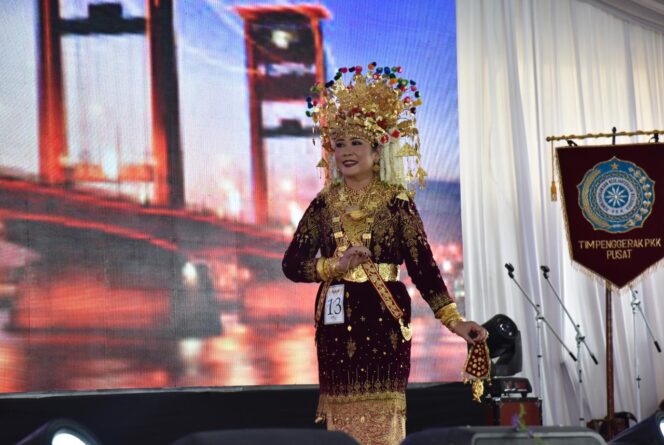 
Feby Deru Sabet 5 Terbaik Busana Adat Nasional