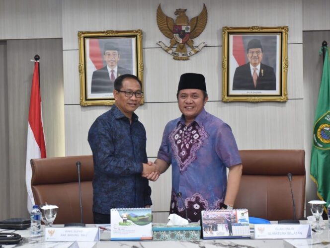 
					Angkat Kearifan Lokal, Gubernur Sumsel Pakai Kemeja Batik Motif Jumputan Saat Dinas