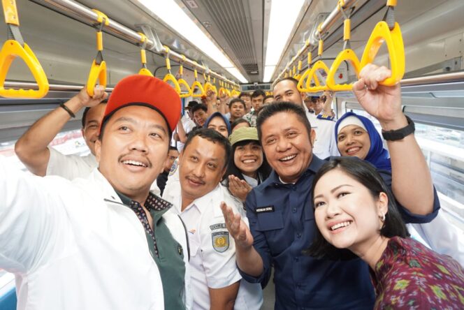 
					Gubernur Sumsel Ajak Menpora Naik LRT