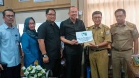 Jajaran direksi dan karyawan PDAM torta Musi menyerahkan bantuan ke Dinas Sosial Kota Palembang