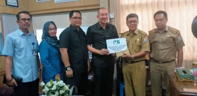 
					Jajaran direksi dan karyawan PDAM torta Musi menyerahkan bantuan ke Dinas Sosial Kota Palembang