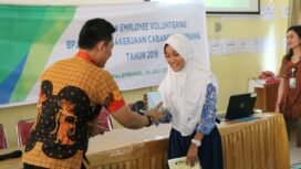 Petugas BPJS ketenagakerjaan memberikan souvenir kepada pelajar