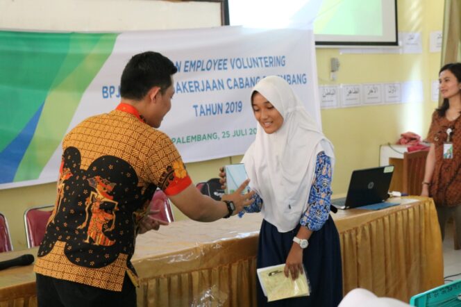 Petugas BPJS ketenagakerjaan memberikan souvenir kepada pelajar