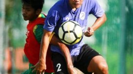 Pemain Sriwijaya FC Yericho Christiantoko saat berebut bola dengan lawan (Foto: Instgaram Yericho)
