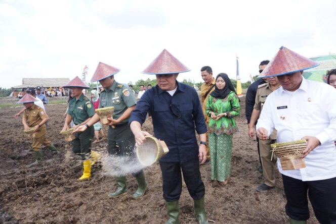 
					Gubernur Sumsel Herman Deru  saat menanam tanaman perdana Padi IP 300 dalam program Serasi tahun 2019  di Sumatera Selatan yang dipusatkan di kawasan Jalur II desa Sebubus Kecamatan Air Kumbang Kabupaten Banyuasin, Senin (1/7).  (Foto: Istimewa)