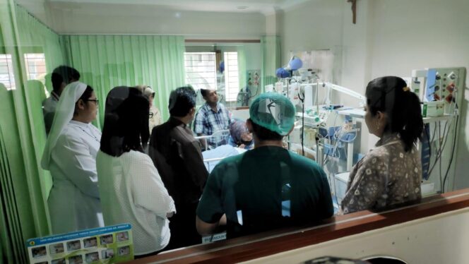 
Jenguk Siswa Korban MOS, Feby Deru Minta Doakan Wiko Lekas Sembuh